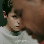 Ho visto la miniserie Adolescence, che è stupenda. Le quattro puntate sono degli ininterrotti piani sequenza, recitati splendidamente. Nelle prime due puntate la tensione è straordinaria. L'analisi dei personaggi profonda e convincente. L'ultima puntata un po' si trascina. Il tema è la violenza fra gli adolescenti. La tesi sembra essere che passare molto tempo in rete, come fa il protagonista, la favorirebbe. Certo l'assassino è anche frustrato e di carattere aggressivo, ma senza il materiale trovato in rete non sarebbe diventato un baby criminale. Ho guardato un po' di dati. Intanto la violenza fra gli adolescenti in molte nazioni negli ultimi 30 anni, cioè da quando c'è la rete, non è aumentata ma diminuita. Forse con una ripresa negli ultimi anni. Mi sembra che le evidenze a favore di questa tesi siano deboli. Anche il bullismo è diminuito, benché il cyberbullismo sia aumentato. Infine sono aumentati i suicidi e i disturbi mentali. Non ho dati, ma l'incapacità di gestire il malessere mi sembra il problema. Troppi pochi "no che aiutano a crescere". Troppa protezione. Troppa incapacità di affrontare le frustrazioni. A un certo punto il padre ricorda suo padre che lo massacrava di botte e per lui essere un buon padre vuol dire non farlo. Dimenticandosi che comunque i figli e le figlie vanno educati.