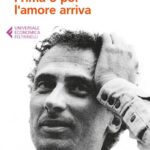 Di gran lunga il peggior libro del mio 2025 e uno dei peggiori della mia esperienza di lettore. Stimo molto Benni e porto nel cuore diverse sue opere; questa raccolta di poesie (pubblicata nell'81) mi ha lasciato invece freddissimo. Liriche insipide. Mediocri. Povere sia sul piano contenutistico che stilistico. In alcuni casi ho avuto addirittura l'impressione di trovarmi di fronte a un goffo esperimento letterario tentato da un ragazzino svogliato e poco ispirato. Soltanto l'affetto per l'autore e la mia malsana abitudine di portare (quasi) sempre a termine un libro mi hanno dato la forza necessaria a spingermi fino a pagina 134. Copio e incollo una micropoesia di Benni che rende bene lo spirito e i pregi di "Prima o poi l'amore arriva". Paesaggio alpestre In mezzo al gregge c'è una pecora nera che fa le scoregge