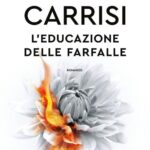 Questo romanzo - letto in pochi giorni e terminato ieri con somma soddisfazione - ha avuto il merito di riconciliarmi completamente con uno degli scrittori di thriller che più amo. Dopo la cocente delusione sperimentata per la trama surreale del «Gioco del suggeritore» (perfetto nelle prime cento pagine, quasi indigeribile nel prosieguo: il peggiore del buon Donato) e dopo l'irritazione provata per il finale della «Casa senza ricordi» (mille parentesi narrative aperte, nessuna chiusa), con «L'educazione delle farfalle» Carrisi è tornato ai livelli altissimi delle prove migliori. Lo colloco, senza esitazione, nella Top 5 dei suoi libri, assieme a «Il suggeritore», «L'ipotesi del male», «La ragazza nella nebbia» e «Io sono l'abisso». Anche se «L'educazione delle farfalle» contiene molti degli espedienti narrativi, delle atmosfere e dei temi cari al Nostro, ho trovato la sua scrittura e il modo stesso di narrare «diversi» e, per certi aspetti, più maturi. Oltre alla consueta discesa nelle tenebre - novello Caronte, Carrisi adora condurre i suoi lettori in luoghi oscuri e inesplorati - l'autore colora la sua prosa di accenti lirici e di elementi della tradizione favolistica e folclorica secondo una tecnica già adottata nella breve ma ispiratissima opera «La donna dei fiori di carta» (gioiello narrativo che consiglio ai lettori di ogni età). Siccome detesto gli spoiler e - da lettore curioso ed esigente - non apprezzo le recensioni che raccontano in modo particolareggiato la trama, mi limito a dire che «L'educazione delle farfalle» è la storia di una donna che vive un dramma (non vi rivelerò quale) che la cambierà per sempre. È stato per me deliziosamente sconcertante ed emotivamente appagante assistere alla sua metamorfosi e alle oscillazioni del suo io, lungo le 400 pagine e più della storia.